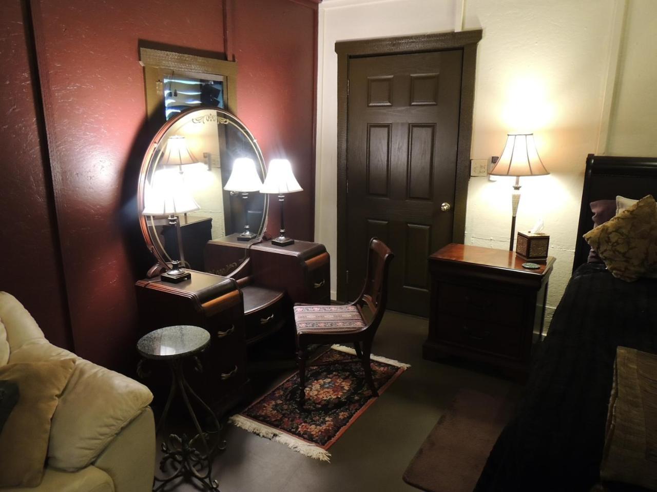 Lyons Twin Mansions Hotel Fort Scott Buitenkant foto